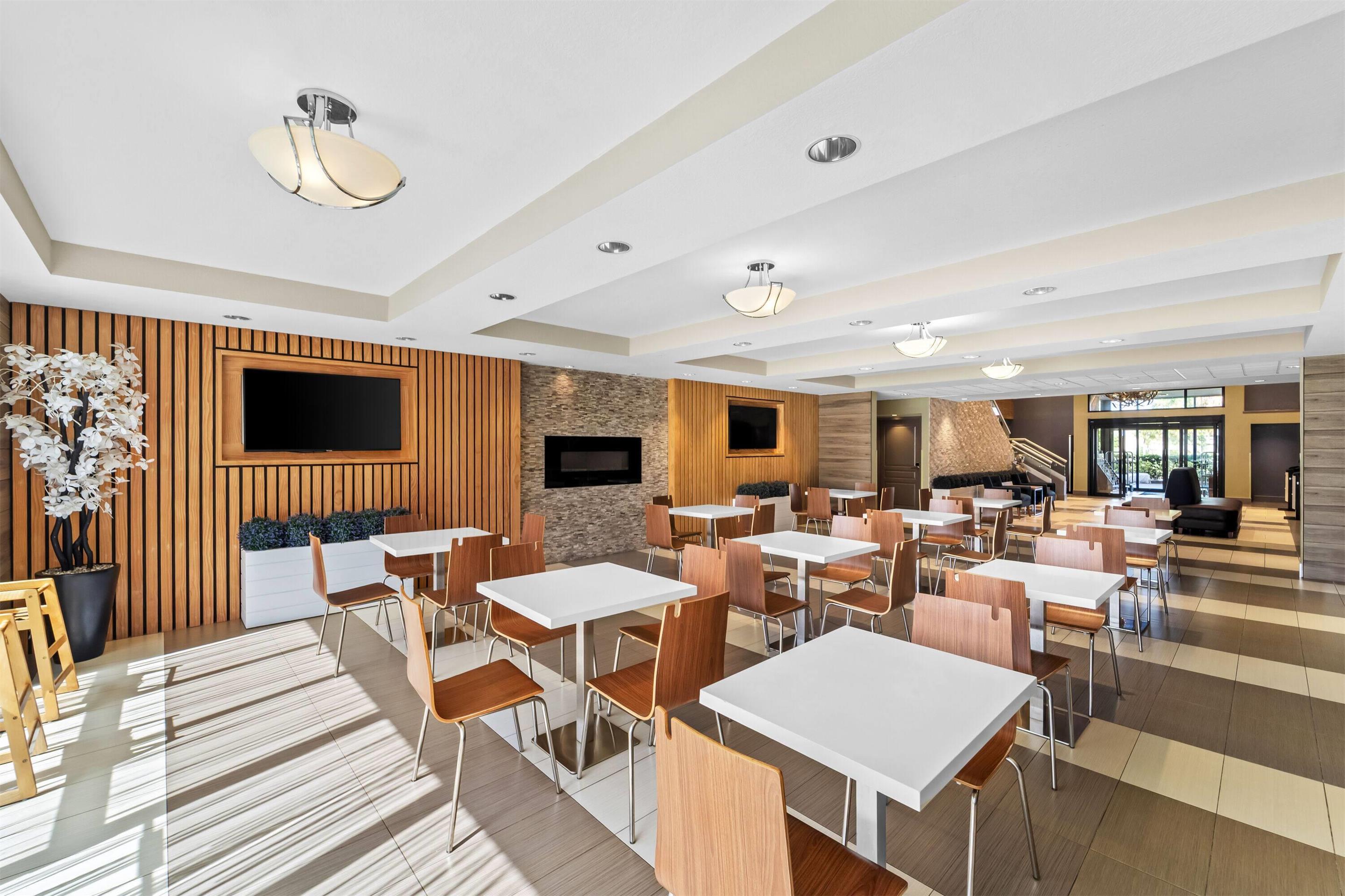 Breakfast Area | Days Inn & Suites by Wyndham Fort Myers Near JetBlue Park