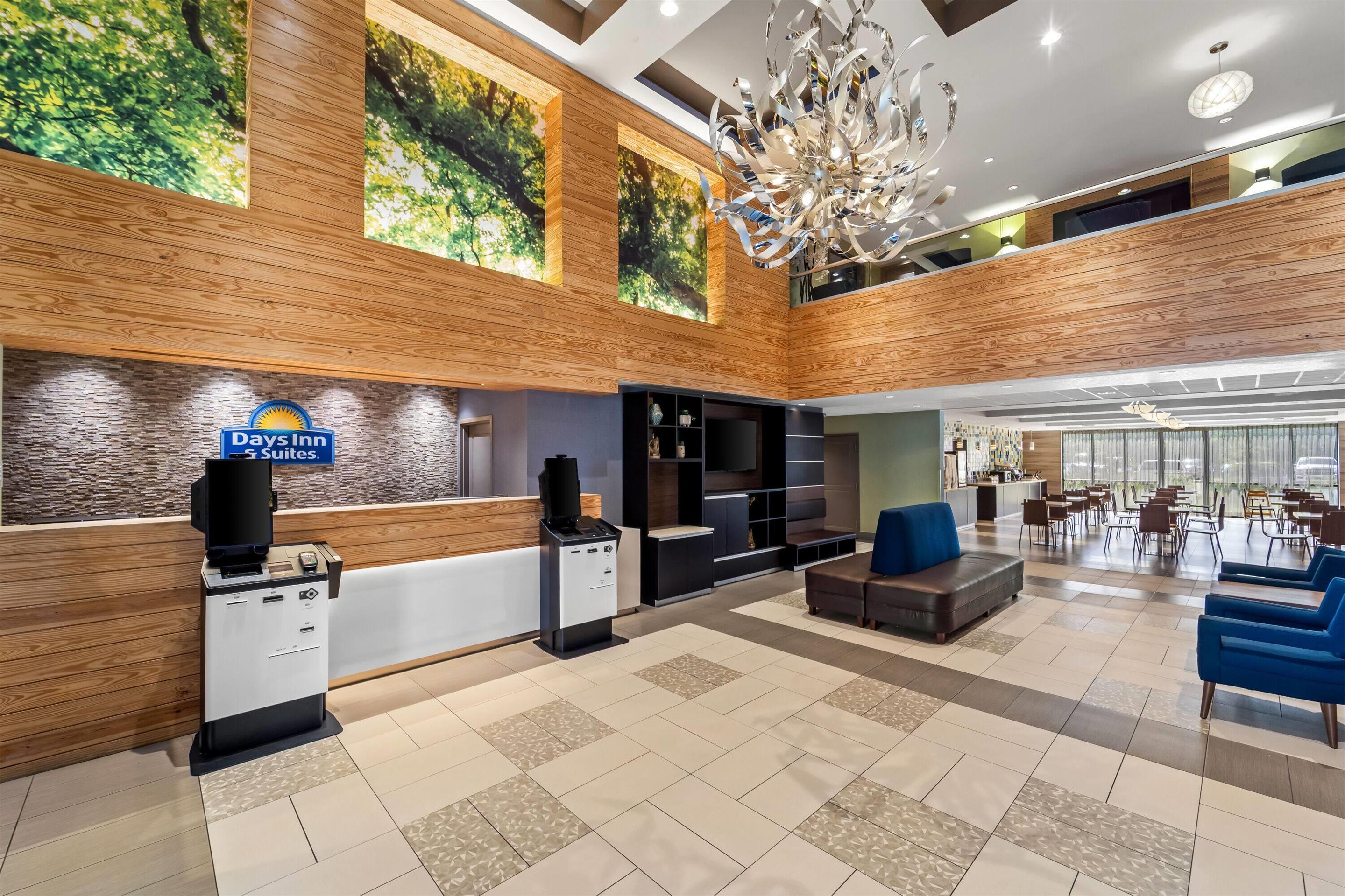 Lobby | Days Inn & Suites by Wyndham Fort Myers Near JetBlue Park