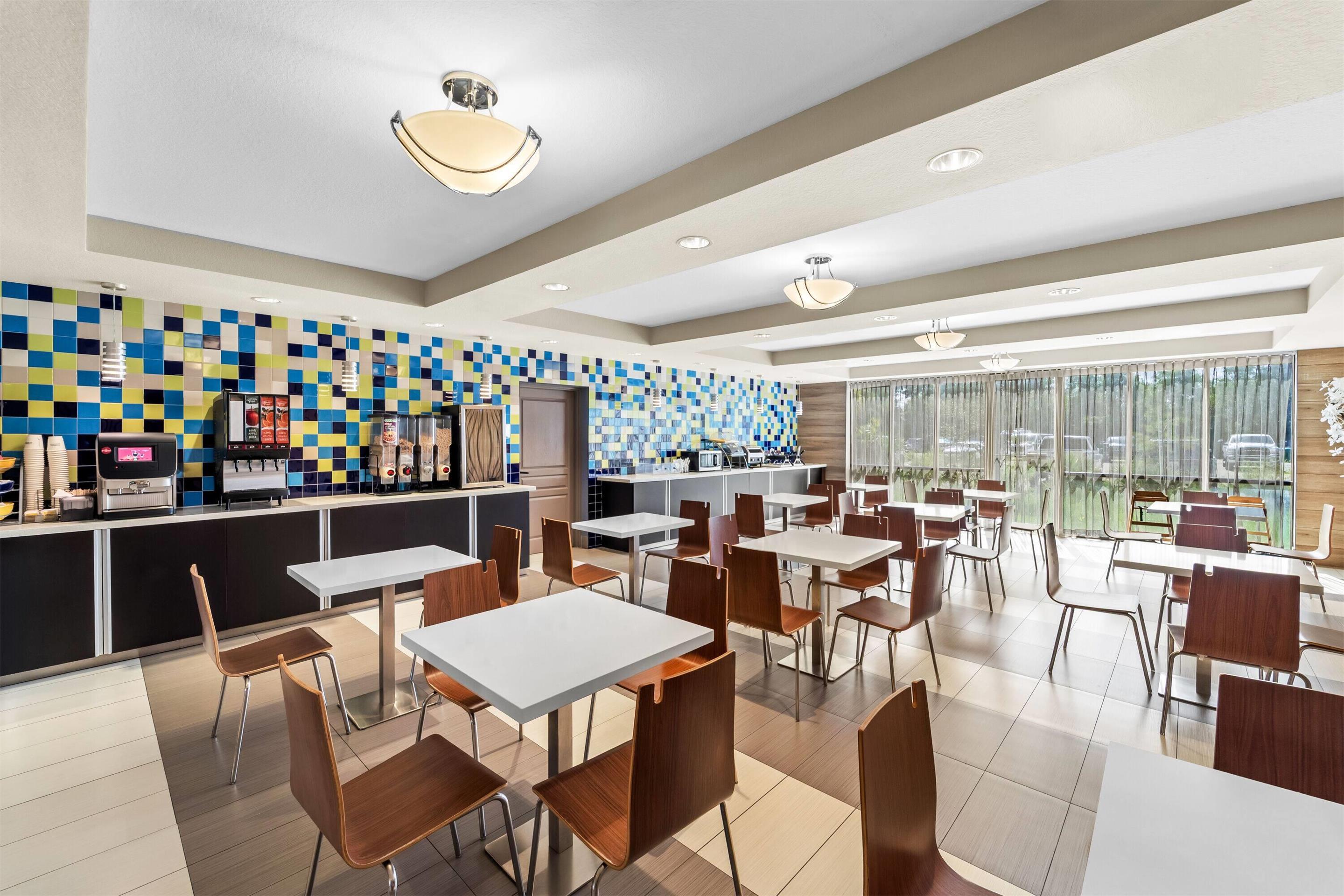 Breakfast Area | Days Inn & Suites by Wyndham Fort Myers Near JetBlue Park