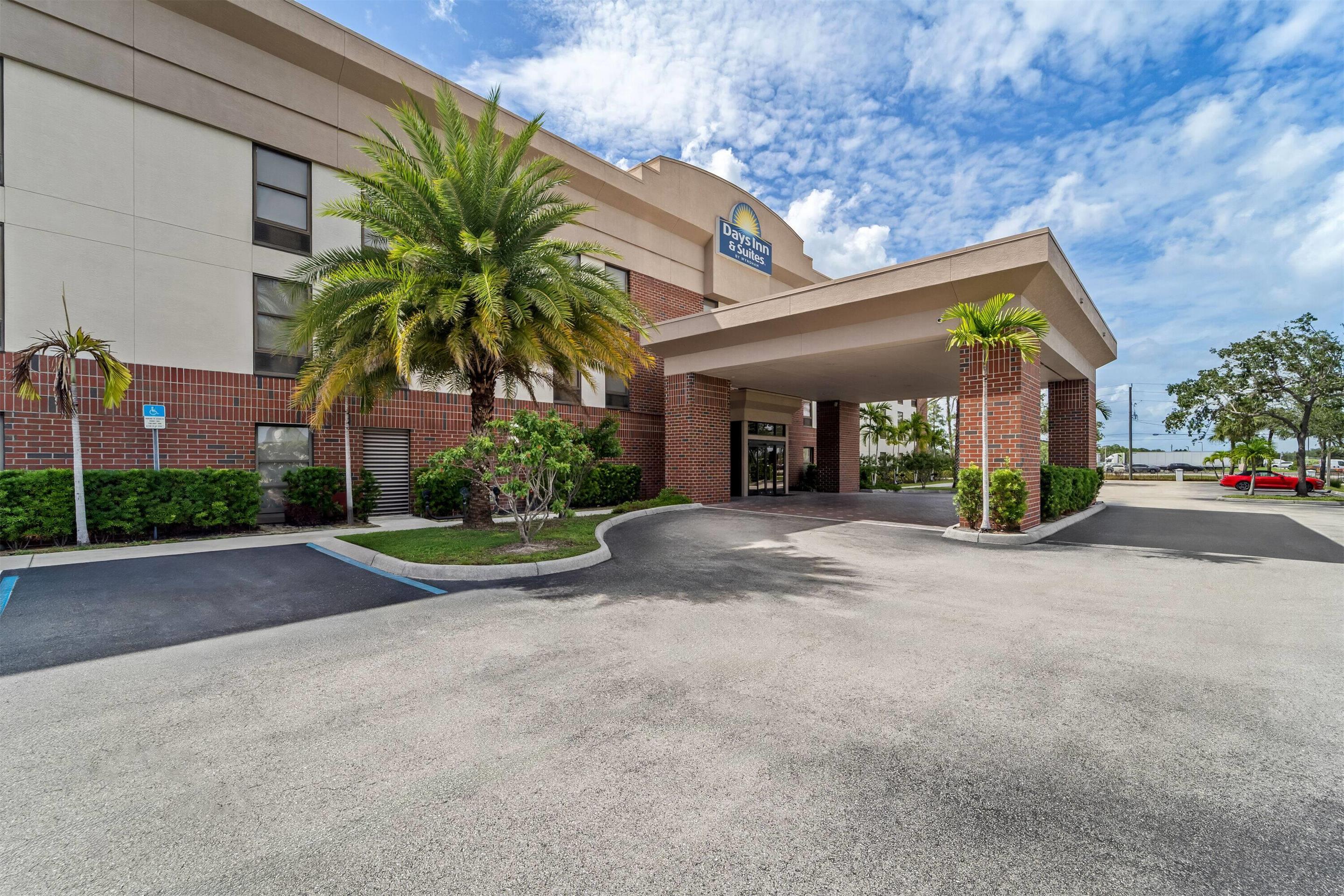 Exterior | Days Inn & Suites by Wyndham Fort Myers Near JetBlue Park