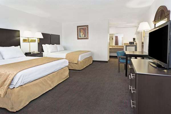 Suite - Days Inn & Suites Santa Rosa - I-40, Exit 275