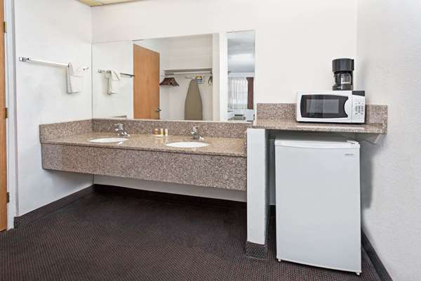  - Days Inn & Suites Santa Rosa - I-40, Exit 275