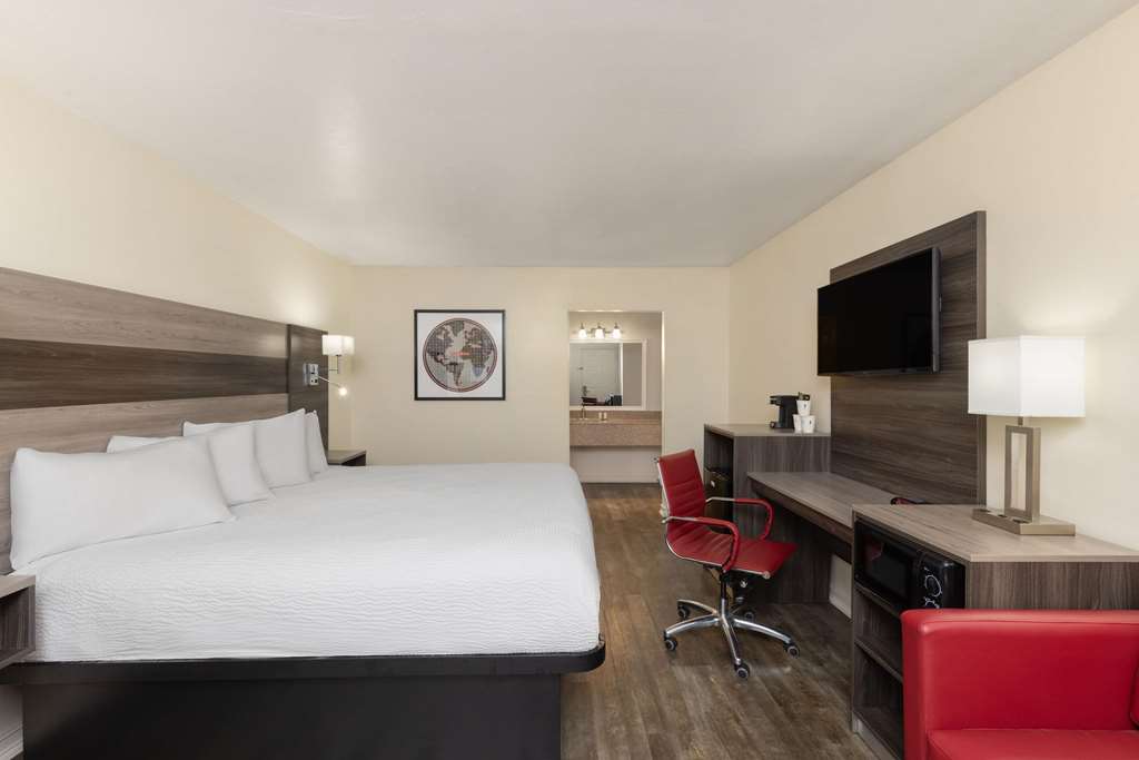 RAMADA BY WYNDHAM KINGMAN-guestroom-Guest Room,On-Site.jpg