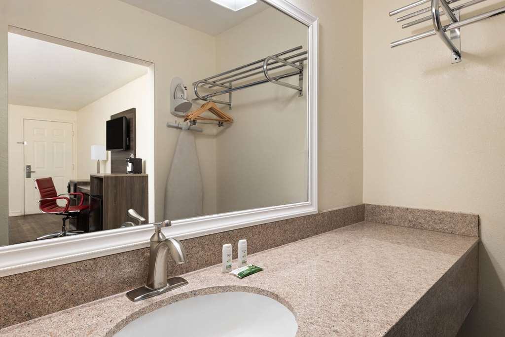RAMADA BY WYNDHAM KINGMAN-guestroom-Guest Room,Bathroom,On-Site.jpg