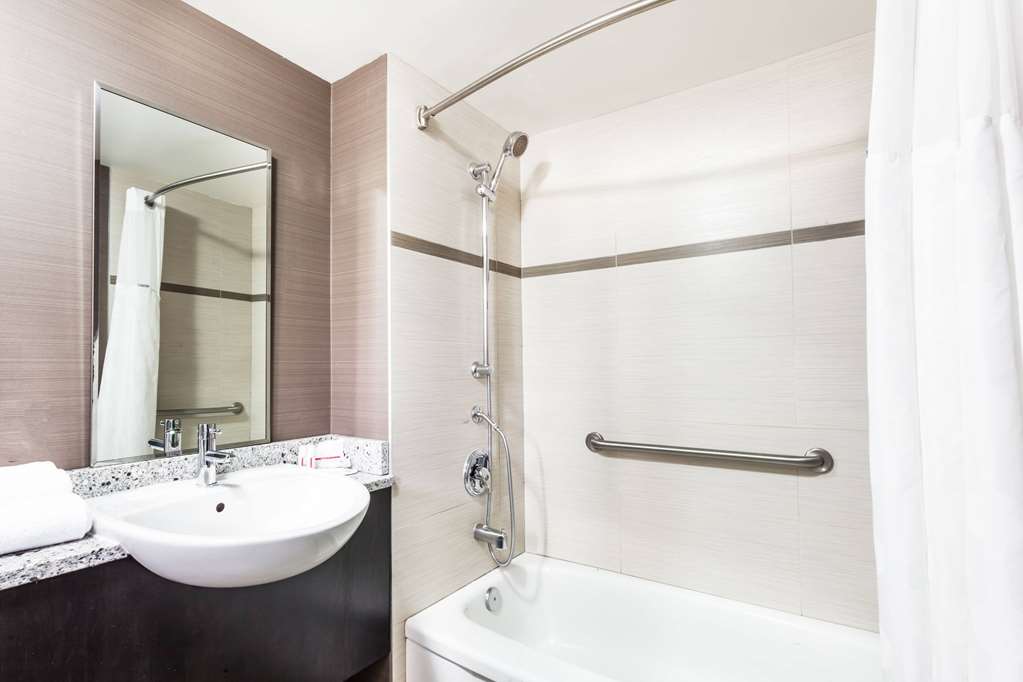 RAMADA BY WYNDHAM, OTTAWA ON THE RI-guestroom-Guest Room,Bathroom,On-Site.jpg