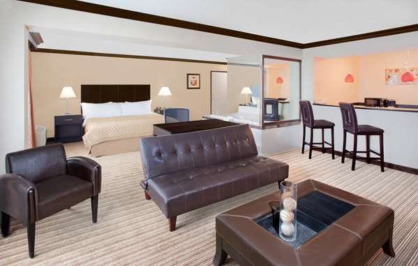 Suite - Wyndham Garden Hotel Schaumburg