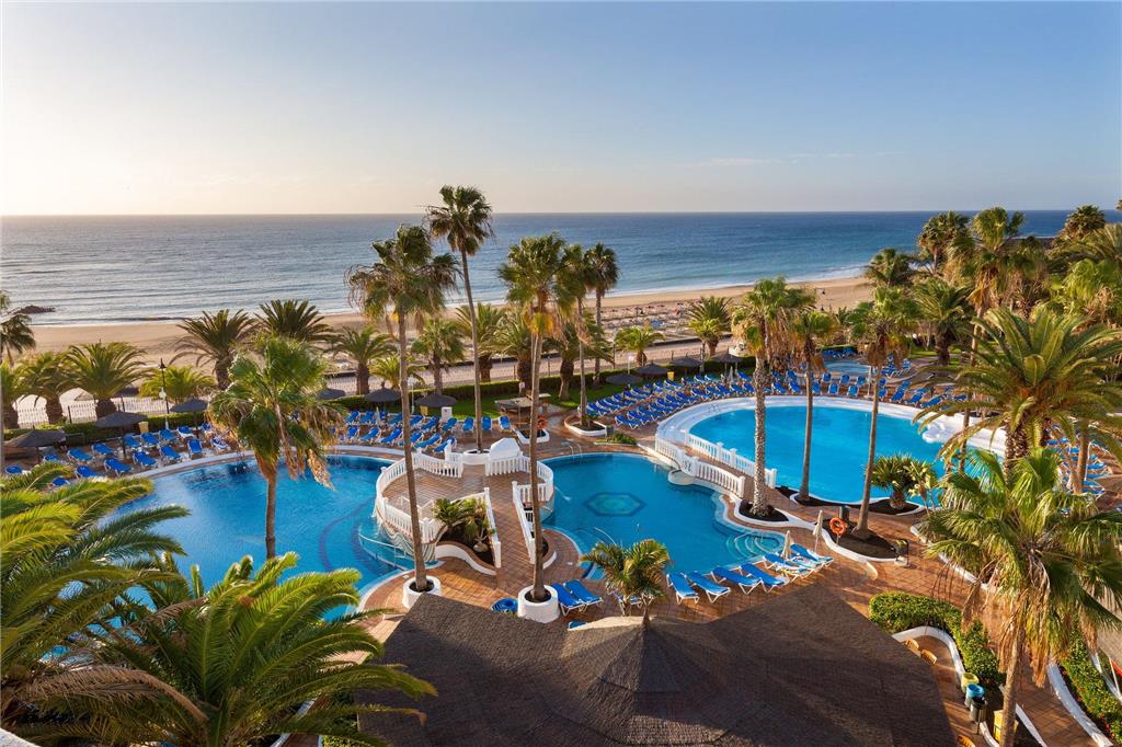 SOL LANZAROTE-guestroom-Guest Room,Guest Room Amenity,Pool,Architecture,On-Site,Outdoor/Exterior,People,Exterior View of Building,Family.jpg