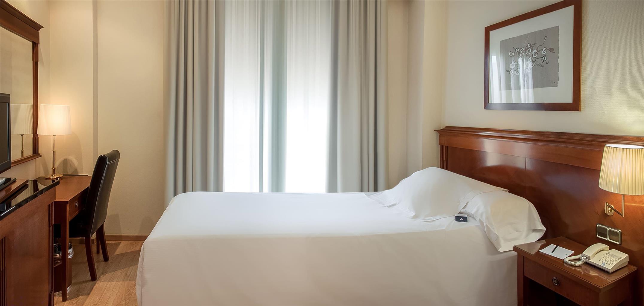 MELIA PLAZA-guestroom-Guest Room,On-Site.jpg