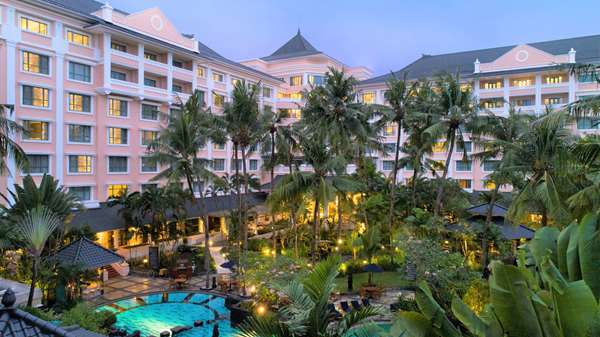 Guest Room,Guest Room Amenity,Pool,Architecture,On-Site,Outdoor/Exterior,City,People,Exterior View of Building,Family