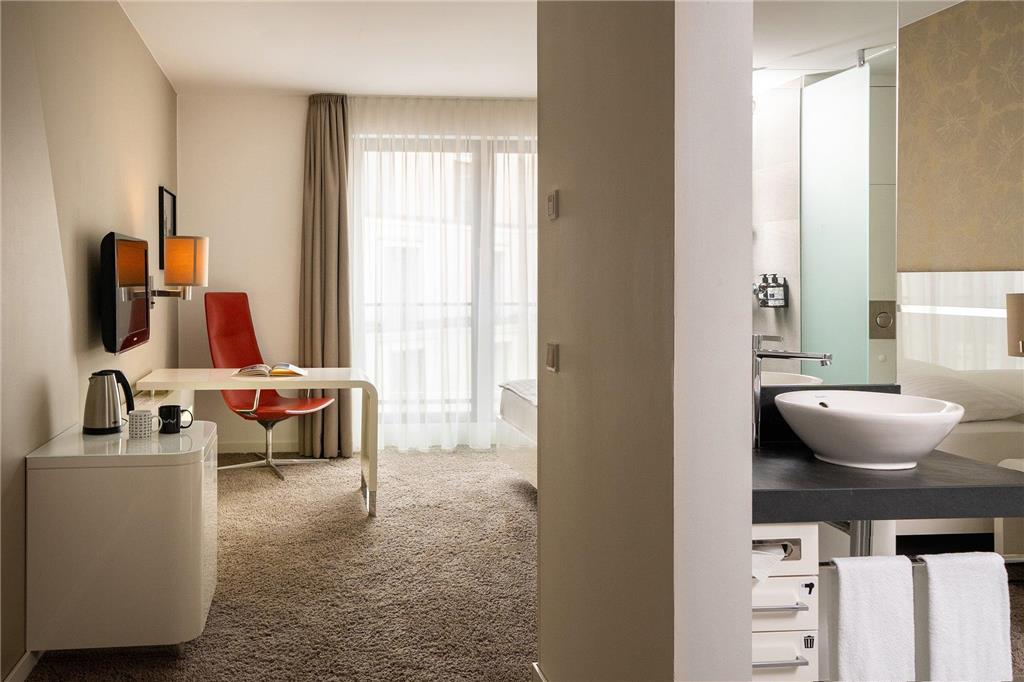 INNSIDE DRESDEN-guestroom-Guest Room,On-Site.jpg