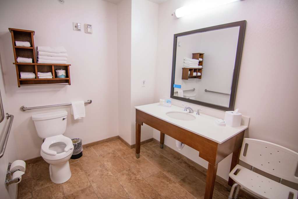HAMPTON INN AND SUITES BY HILTON DA-guestroom-Guest Room,Bathroom,On-Site.jpg