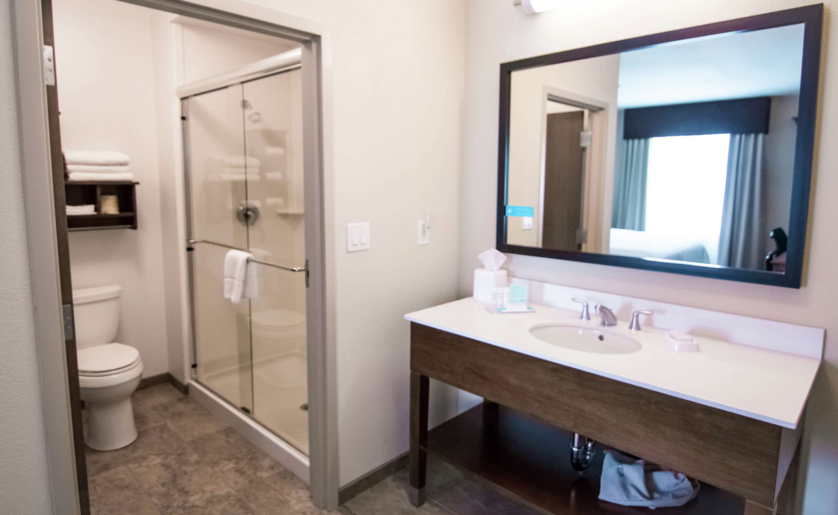 Guest room bath