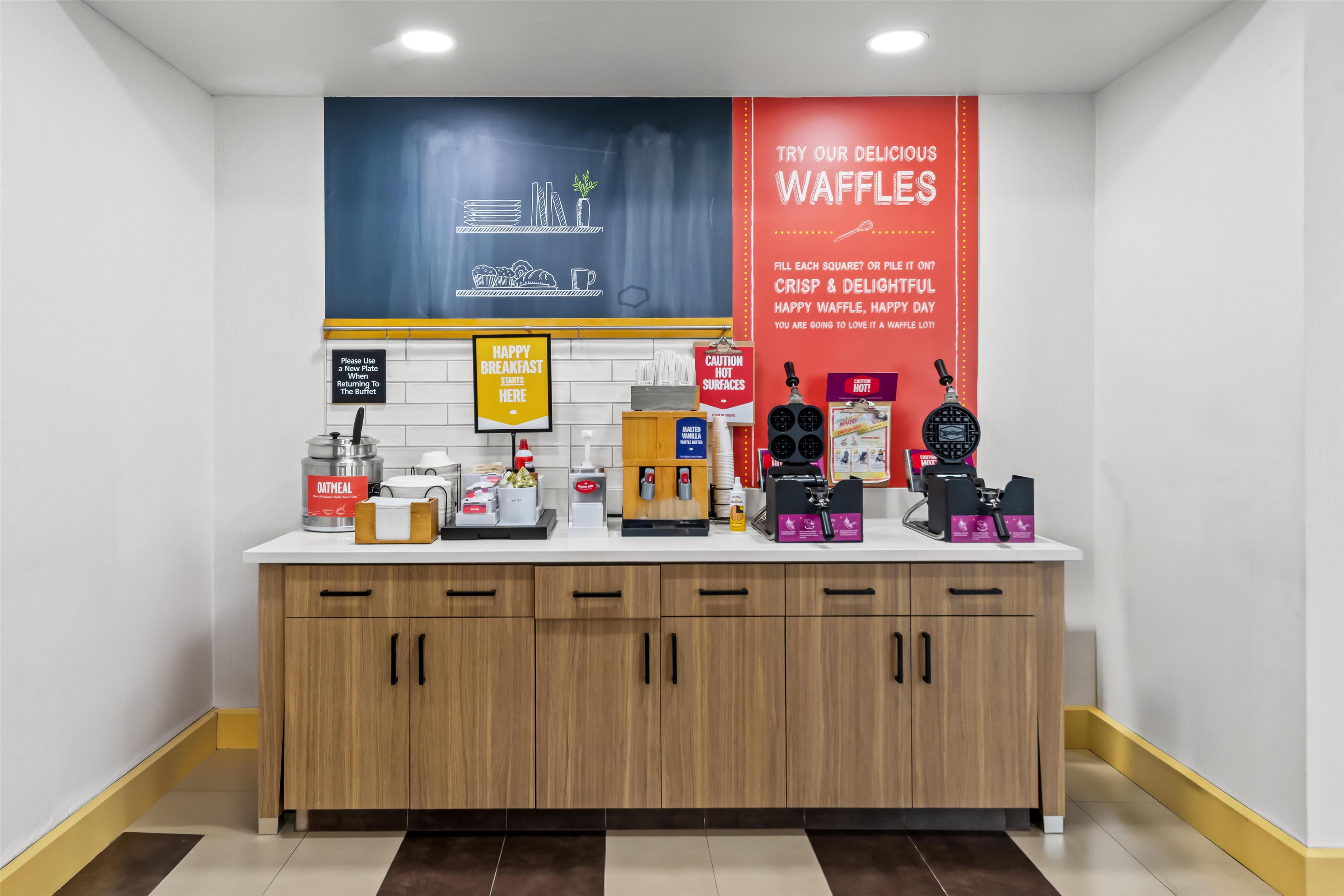 Breakfast Area | Hampton Inn & Suites Dallas/Frisco North-FieldhouseUSA