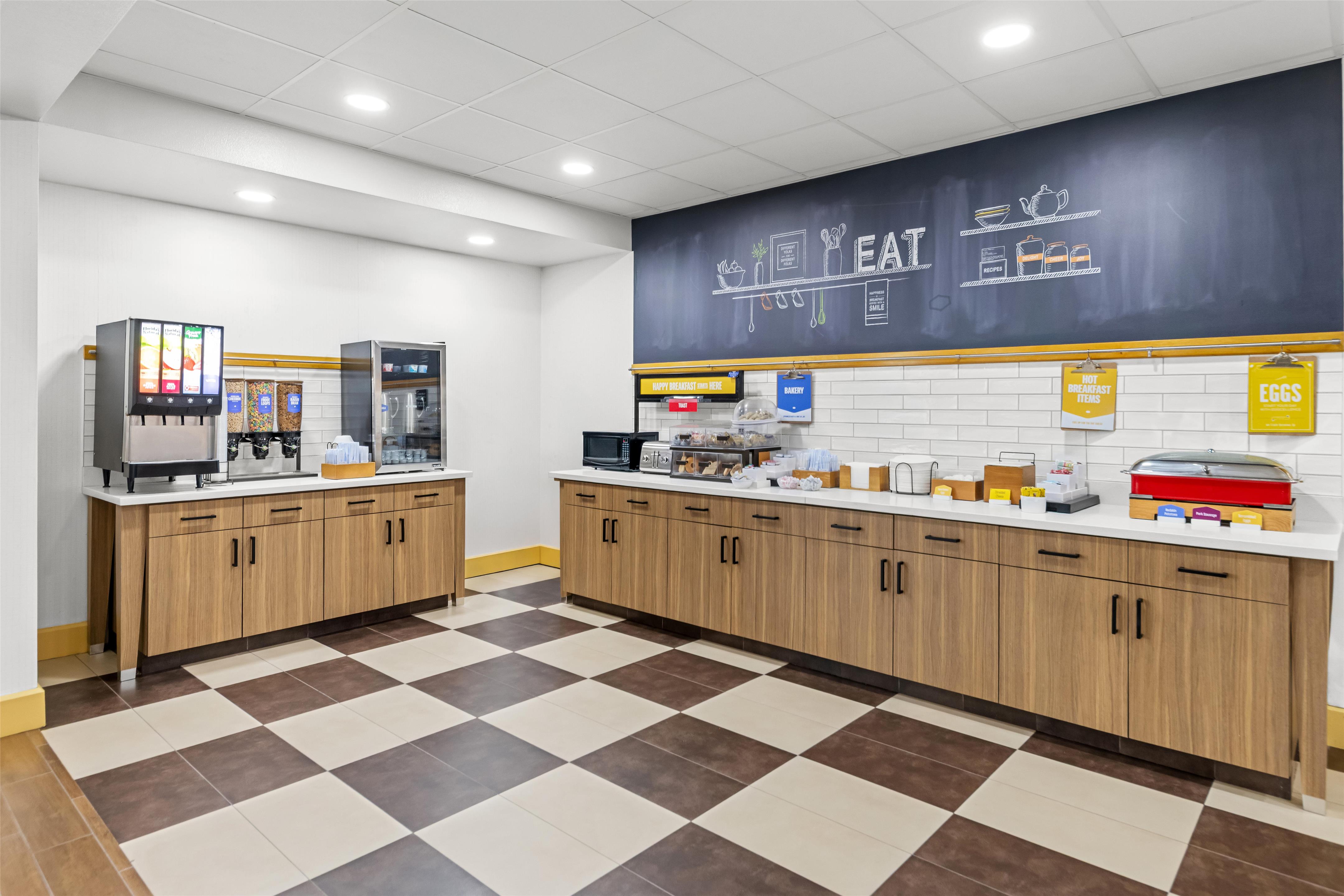 Breakfast Area | Hampton Inn & Suites Dallas/Frisco North-FieldhouseUSA