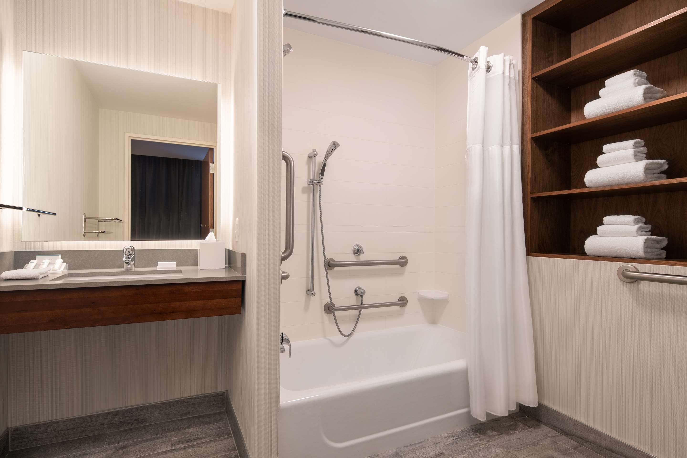 Guest room bath