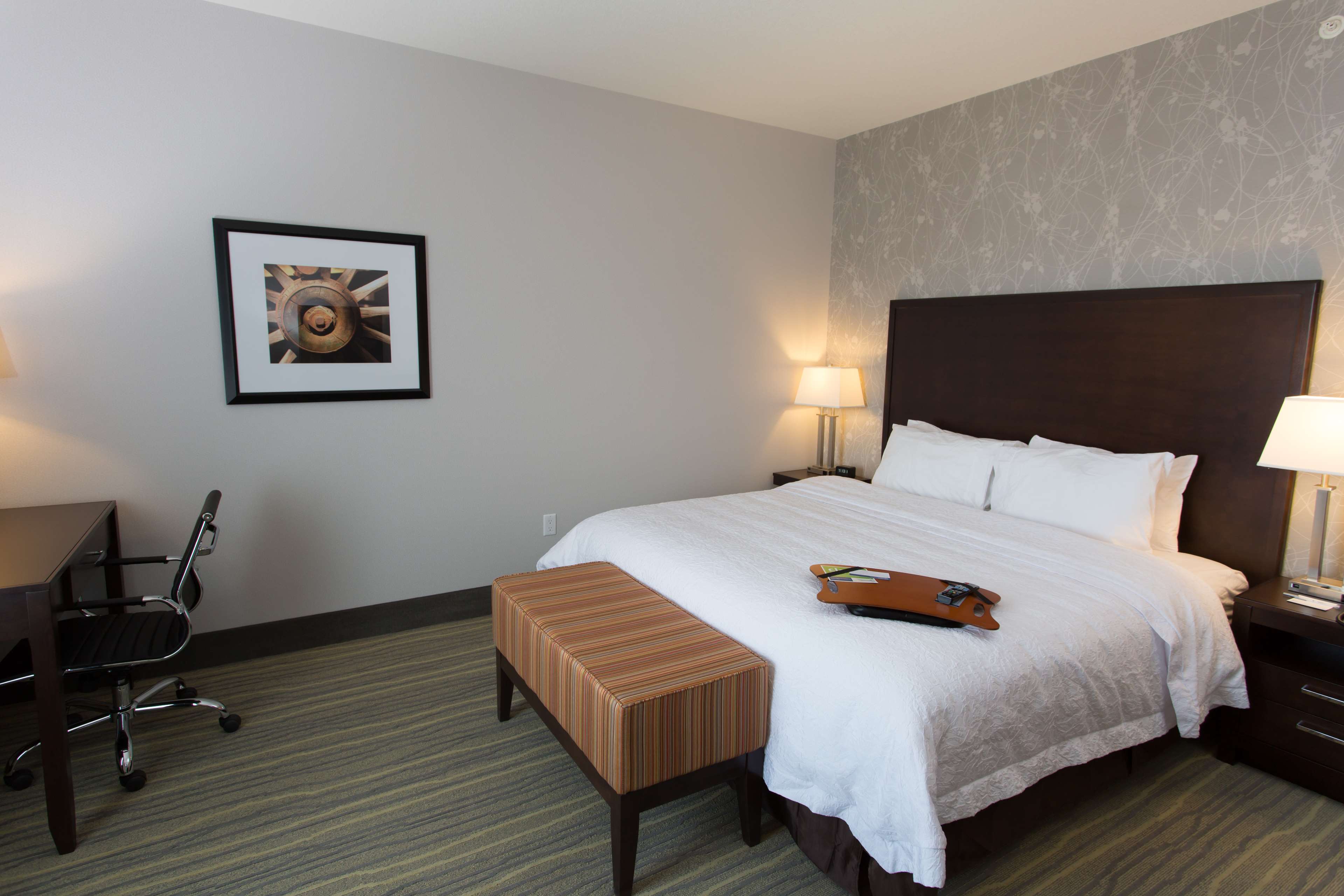 Hampton Inn by Hilton Lloydminster Room Type - 1 KING MICROWV FRIDGE NS