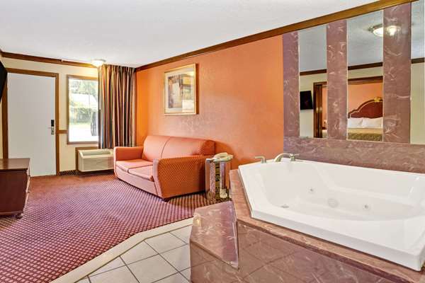 Suite - Travelodge Sellersburg - I-65, Exit 7