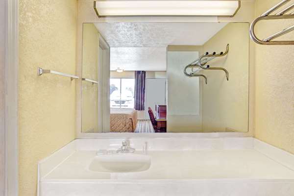  - Travelodge Sellersburg - I-65, Exit 7