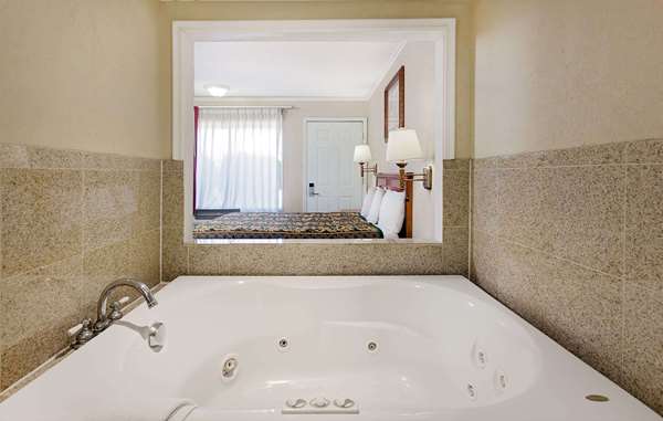 Suite - Knights Inn Palmdale - CA 14, Exit 35