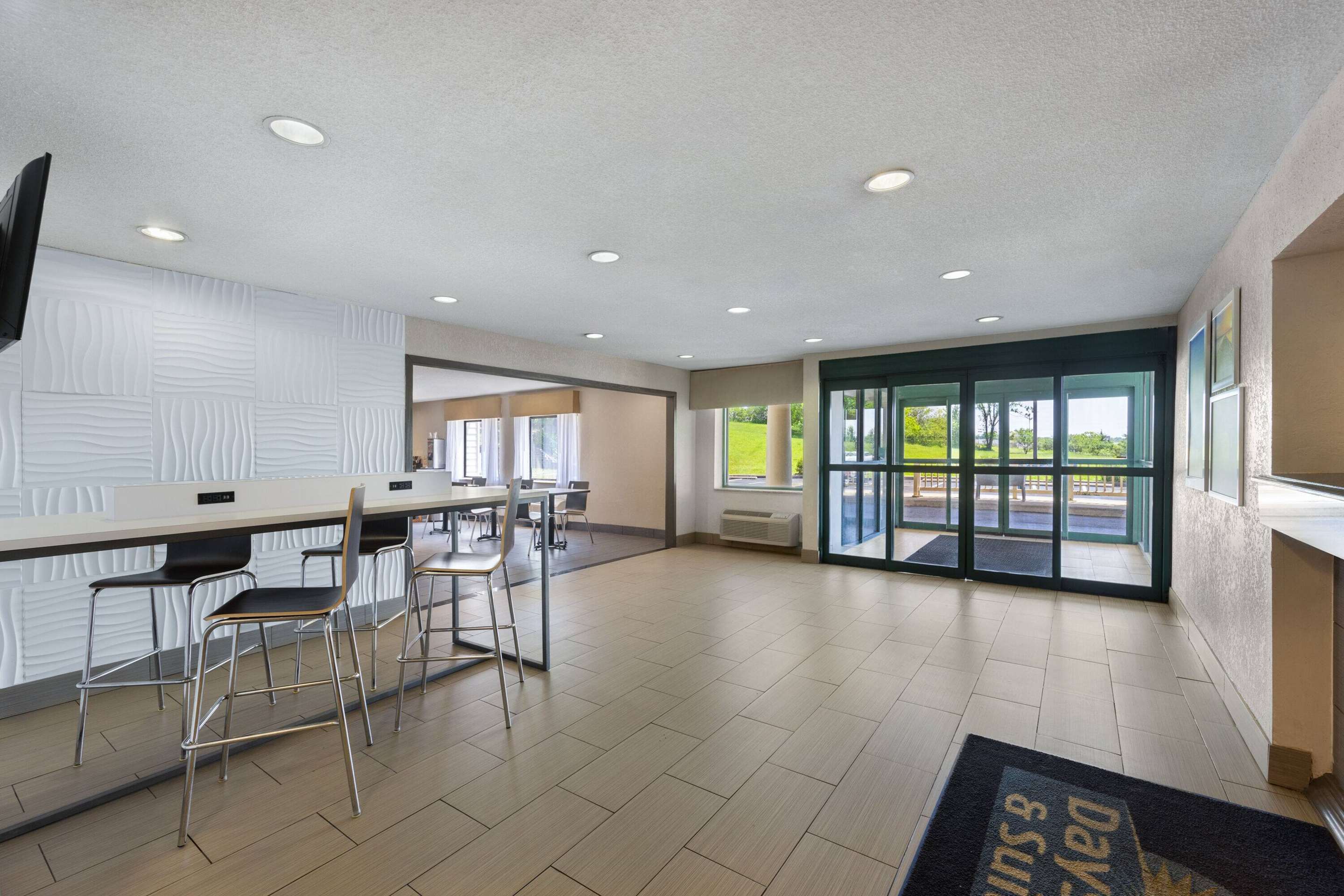 Lobby | Days Inn & Suites by Wyndham Kansas City South