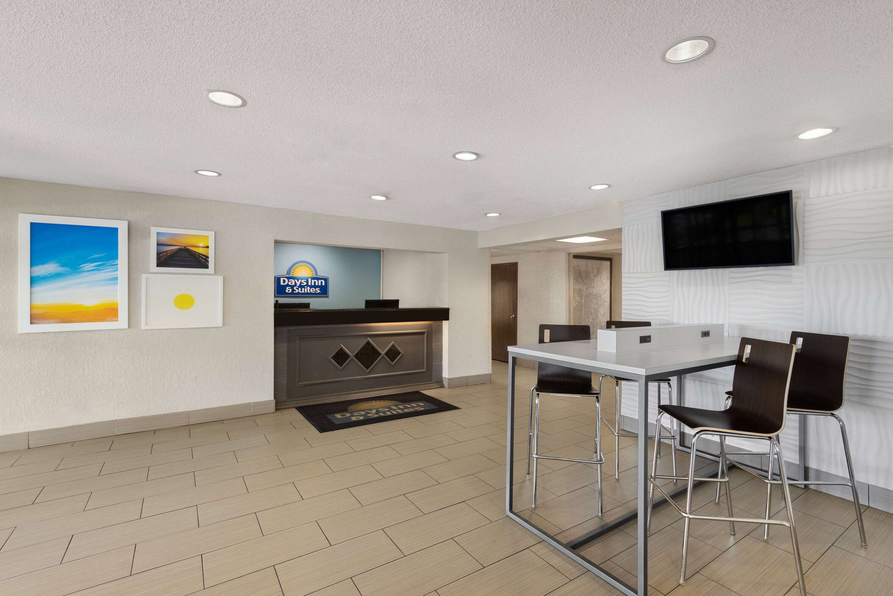 Lobby | Days Inn & Suites by Wyndham Kansas City South
