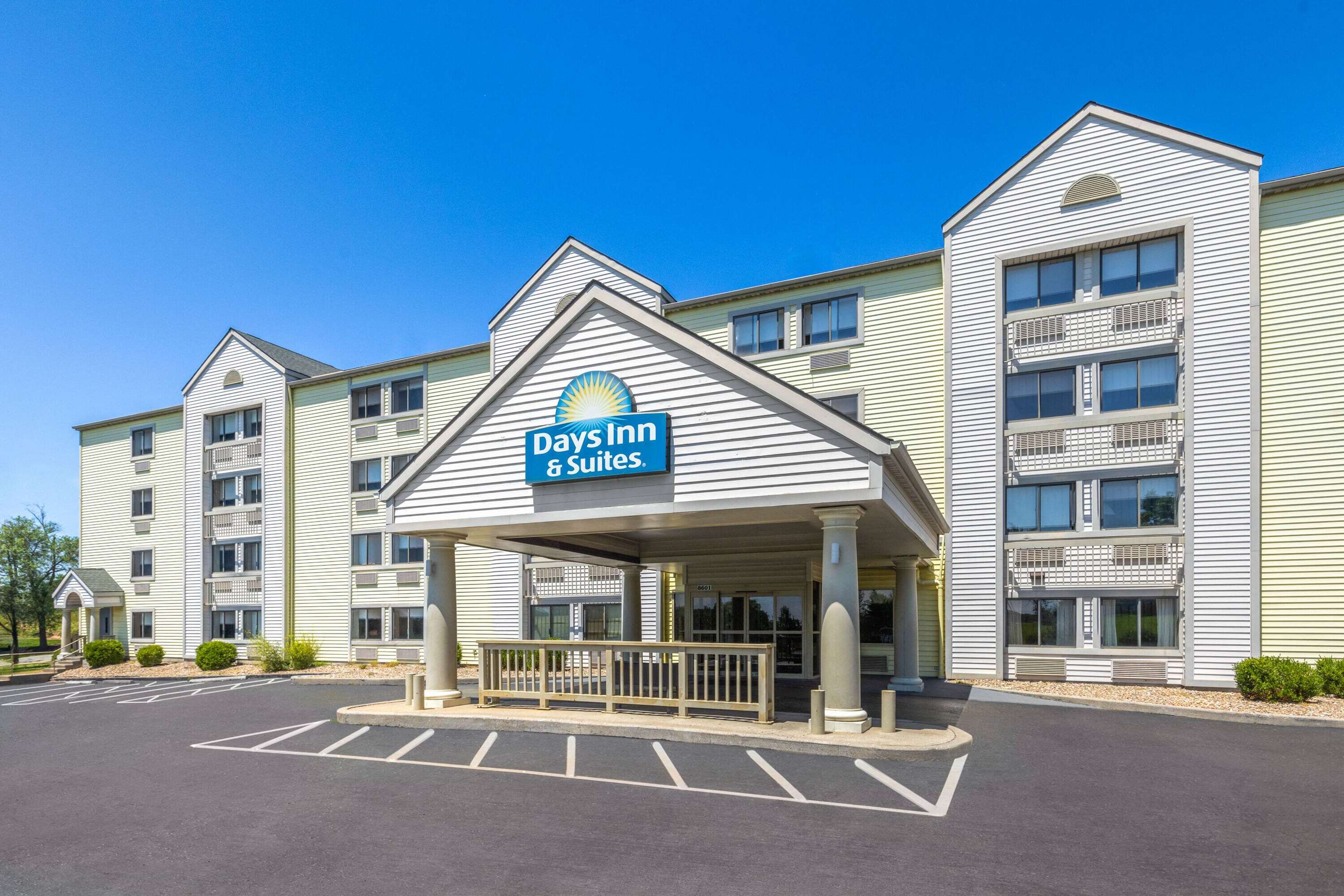 Exterior | Days Inn & Suites by Wyndham Kansas City South