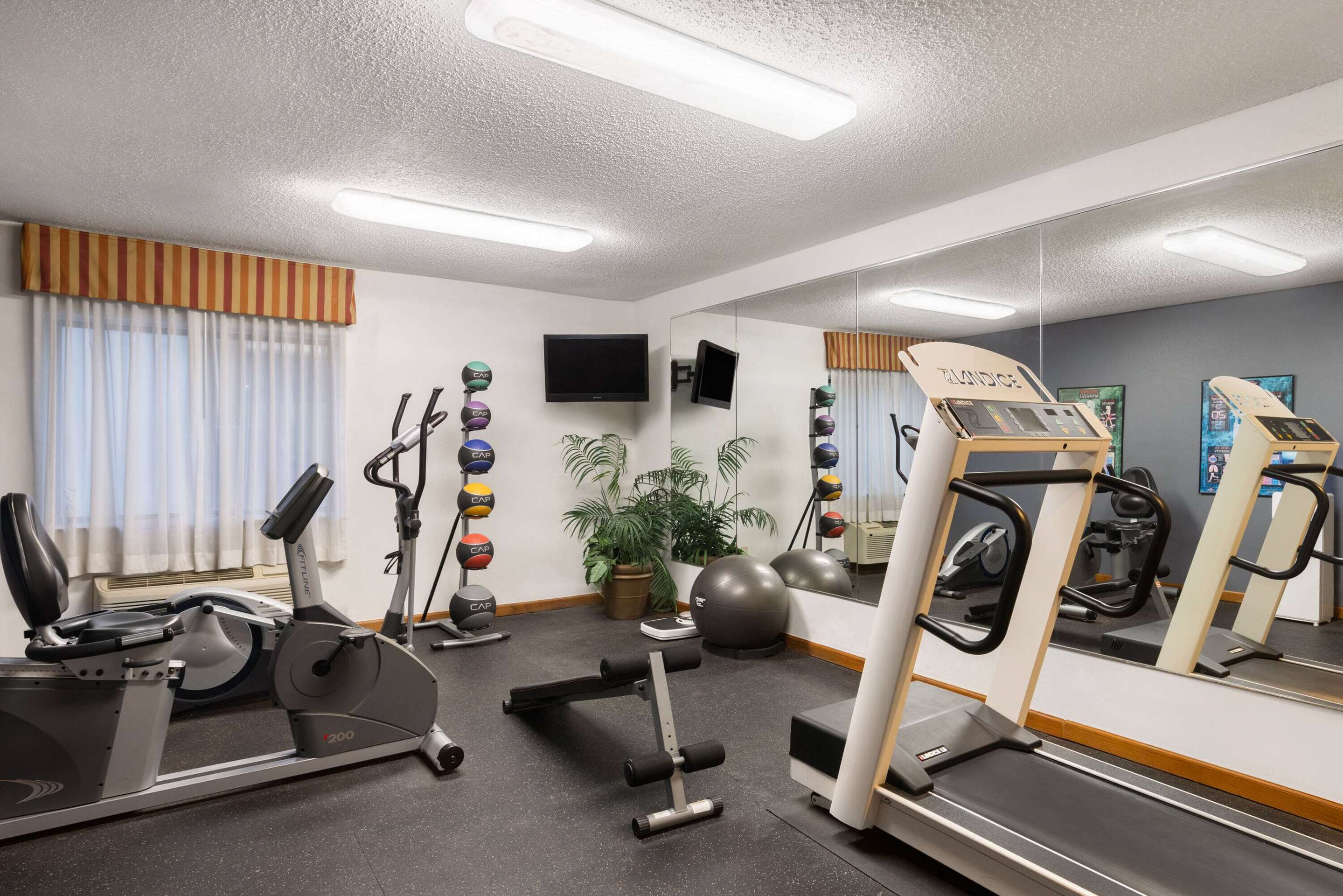 Health club fitness center gym | Days Inn & Suites by Wyndham Kansas City South