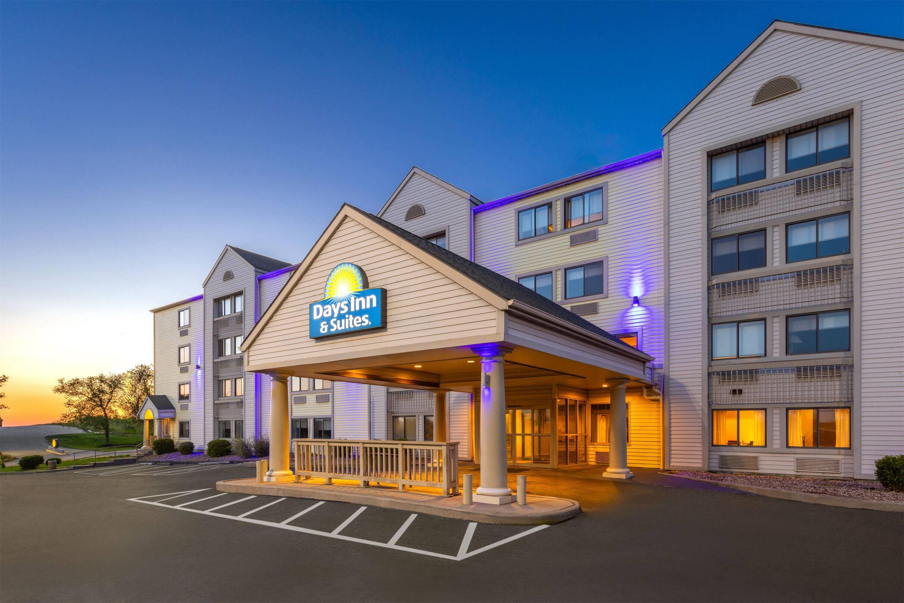 Exterior | Days Inn & Suites by Wyndham Kansas City South