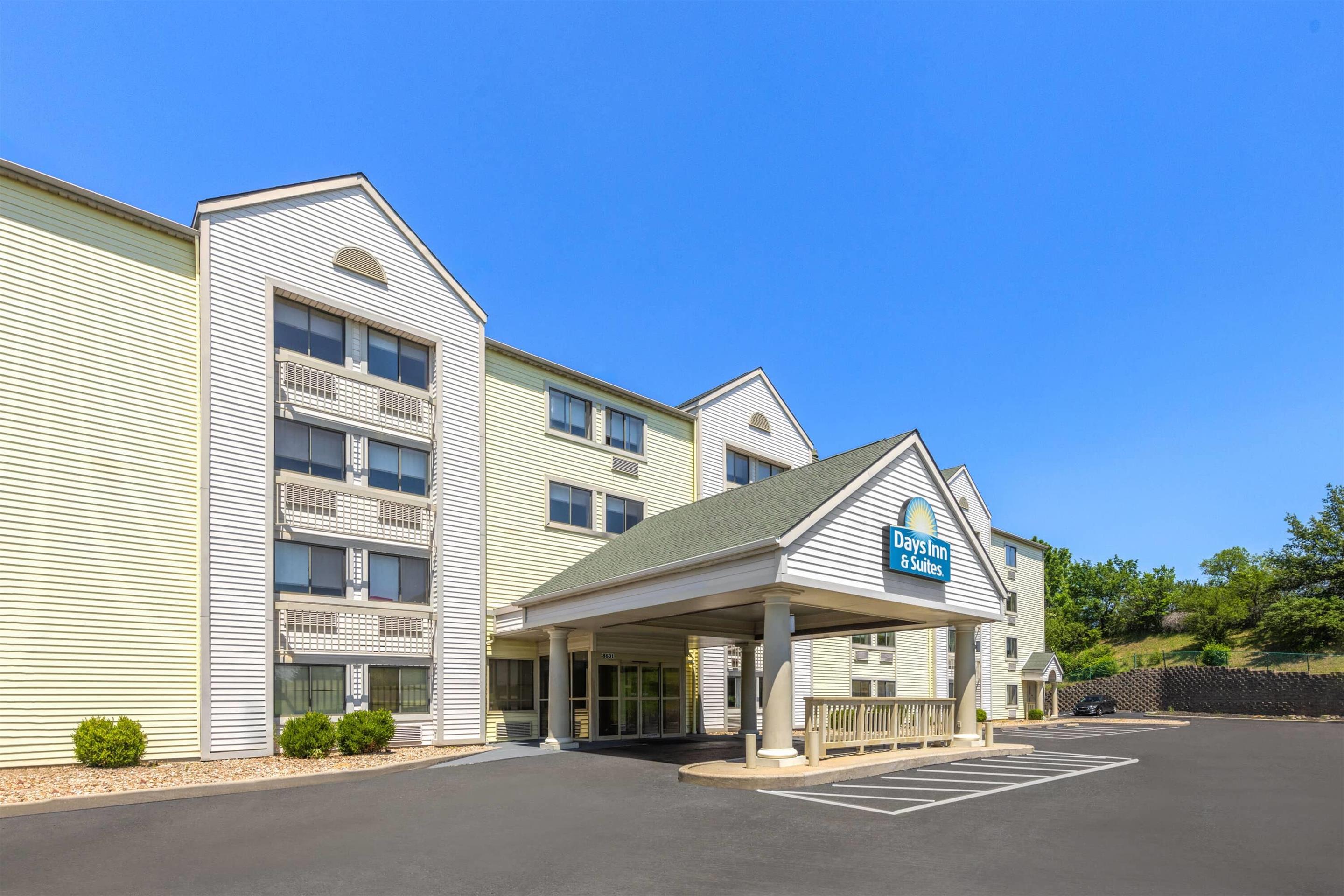 Exterior | Days Inn & Suites by Wyndham Kansas City South