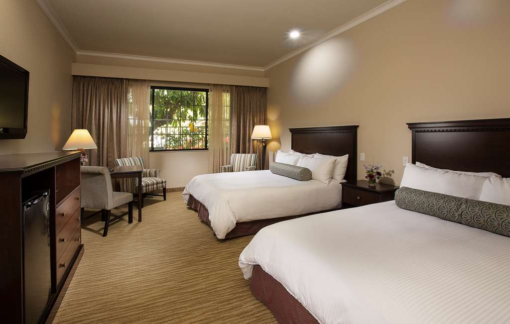 COAST BURBANK HOTEL-guestroom-Guest Room,Bathroom,Shower,Sink,Toilet,Tub,Bed,Queen bed,Guest Room Amenity,Coffee/tea facilities,Mini-Refrigerator,Safe,TV and multimedia,Indoor/Interior,On-Site,Telephone.jpg