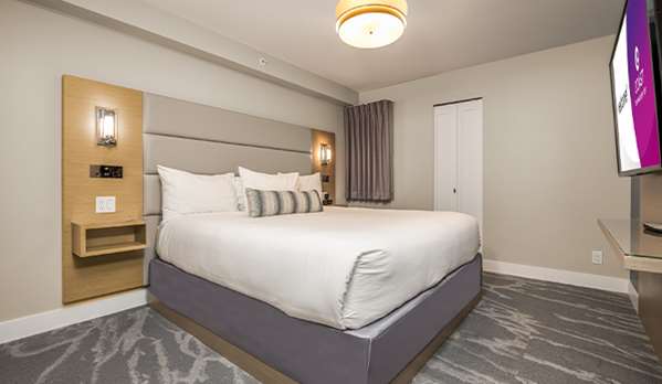 Suite - Coast Tsawwassen Inn Delta