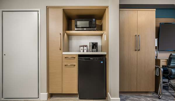 Suite - Coast Tsawwassen Inn Delta