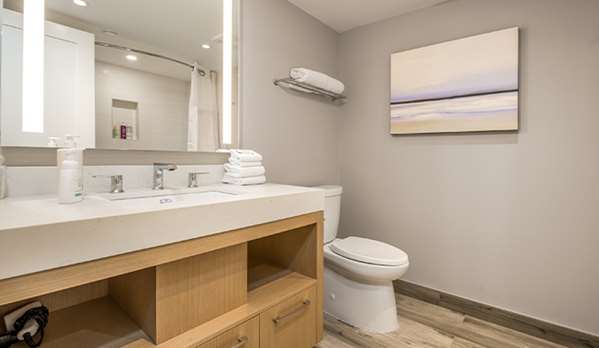  - Coast Tsawwassen Inn Delta