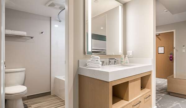  - Coast Tsawwassen Inn Delta