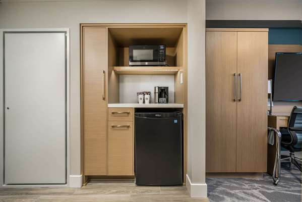 Suite - Coast Tsawwassen Inn Delta