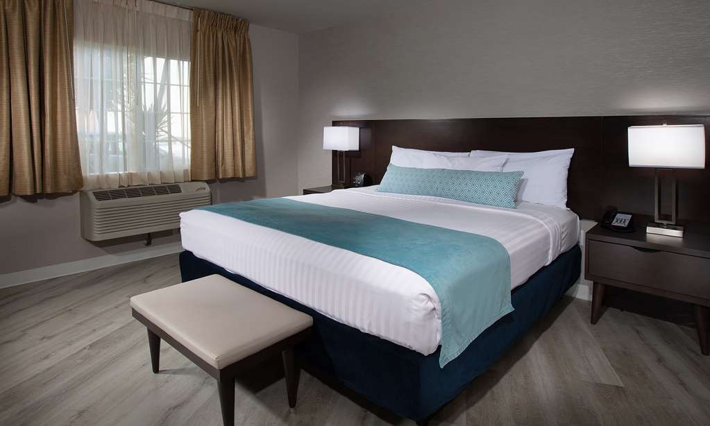 SAFARI INN A COAST HOTEL-guestroom-Guest Room,On-Site.jpg