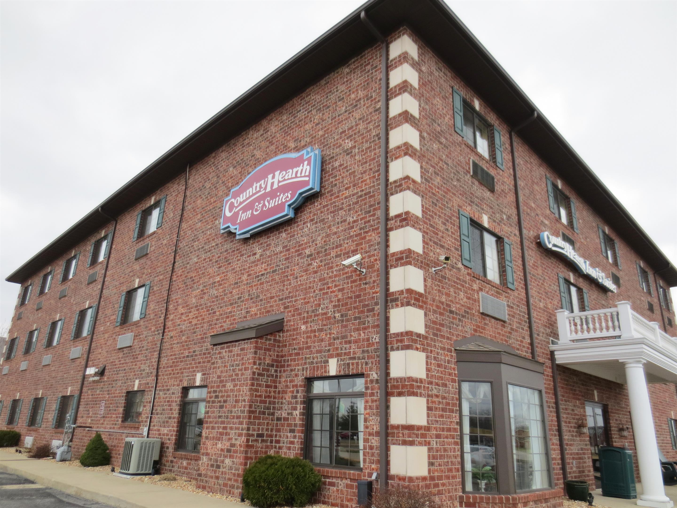 Front Exterior | Country Hearth Inn & Suites Edwardsville St. Louis