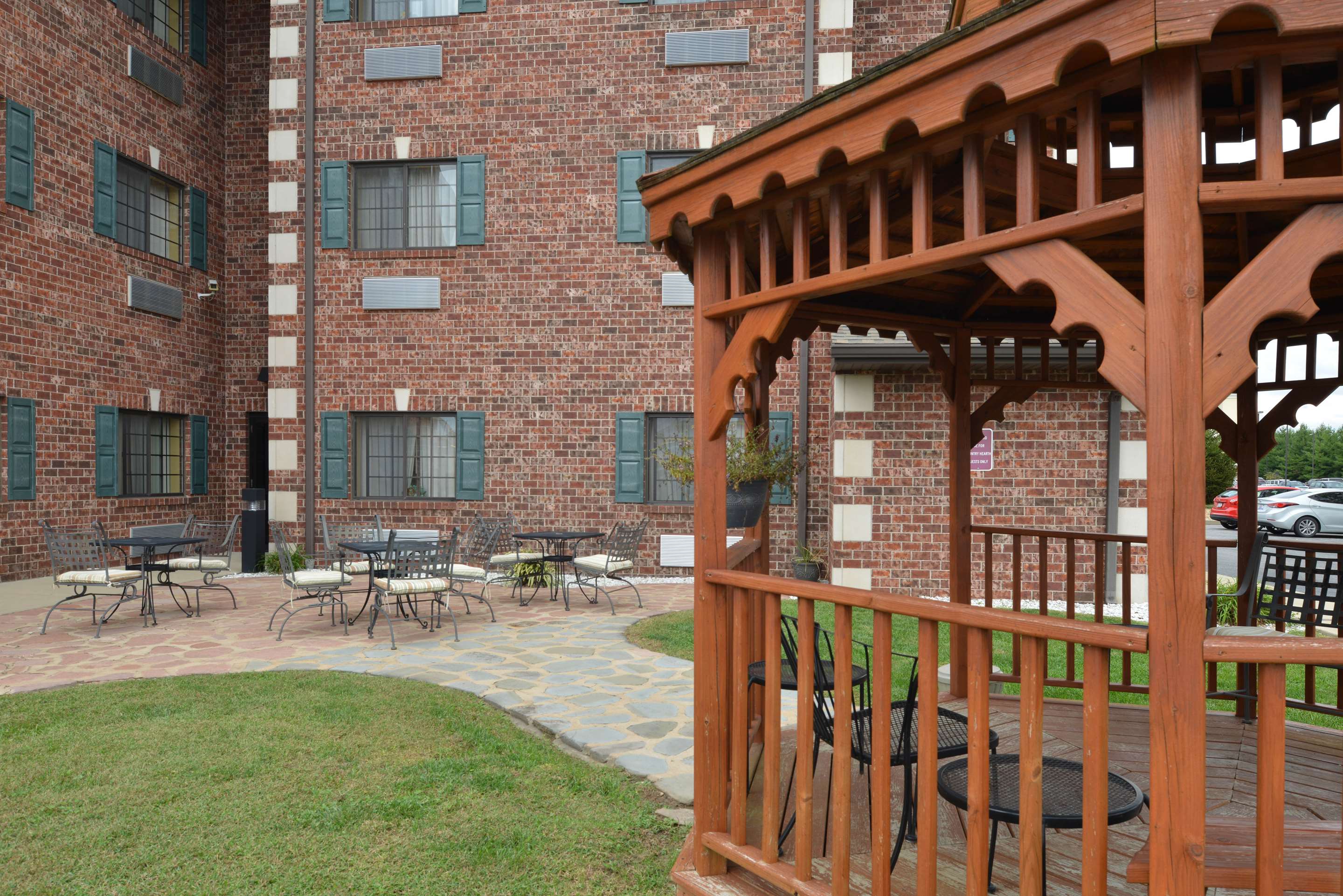 Outdoor Seating Area | Country Hearth Inn & Suites Edwardsville St. Louis