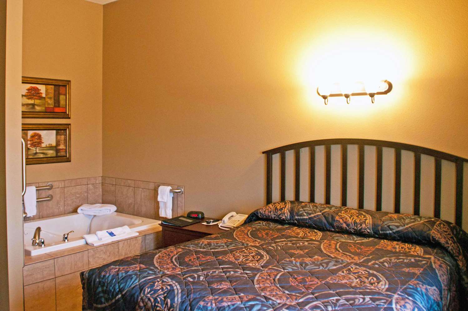 1 Queen Bed Accessible Jetted Tub Non-Smoking image