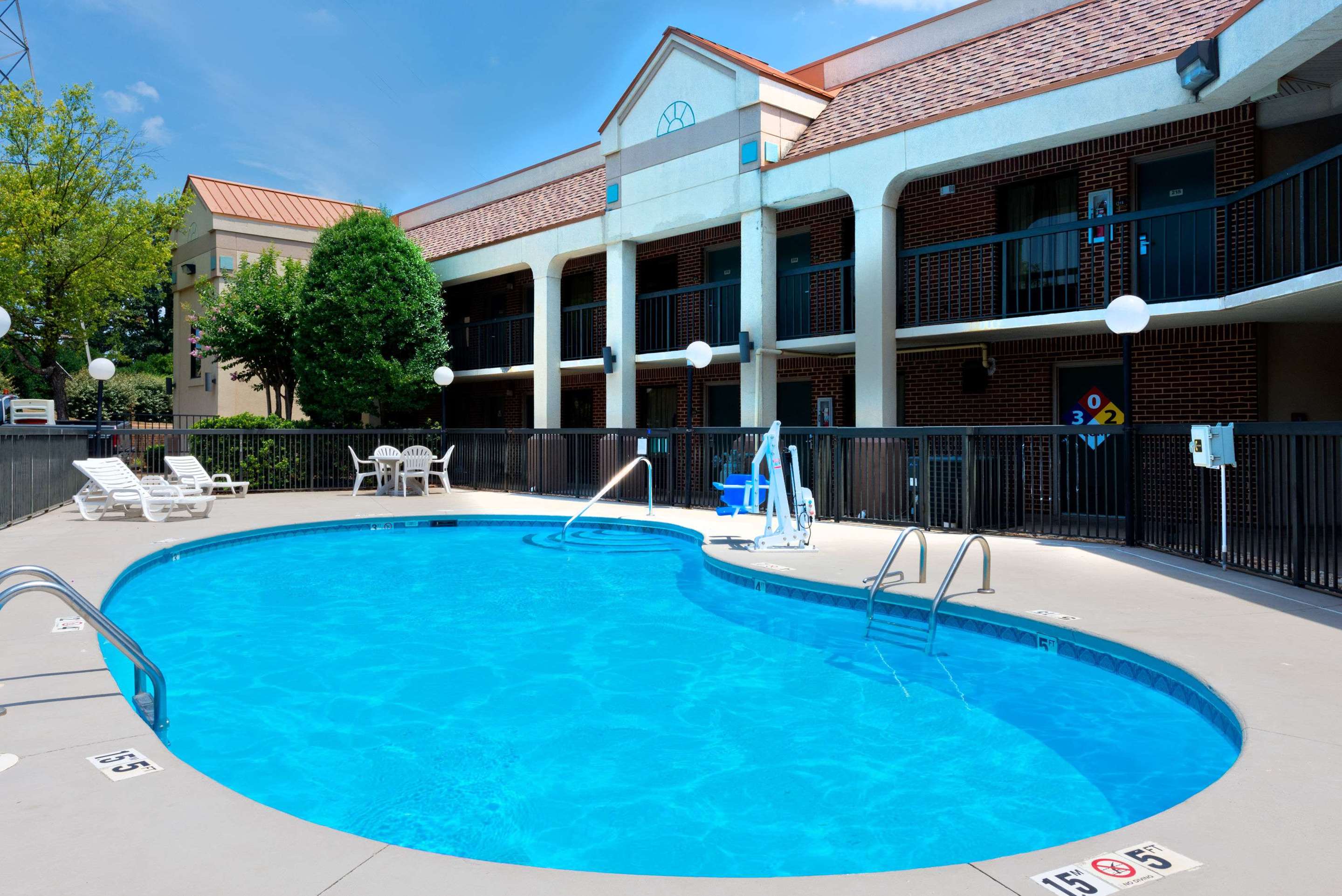 Pool | Super 8 by Wyndham Huntersville/Charlotte Area