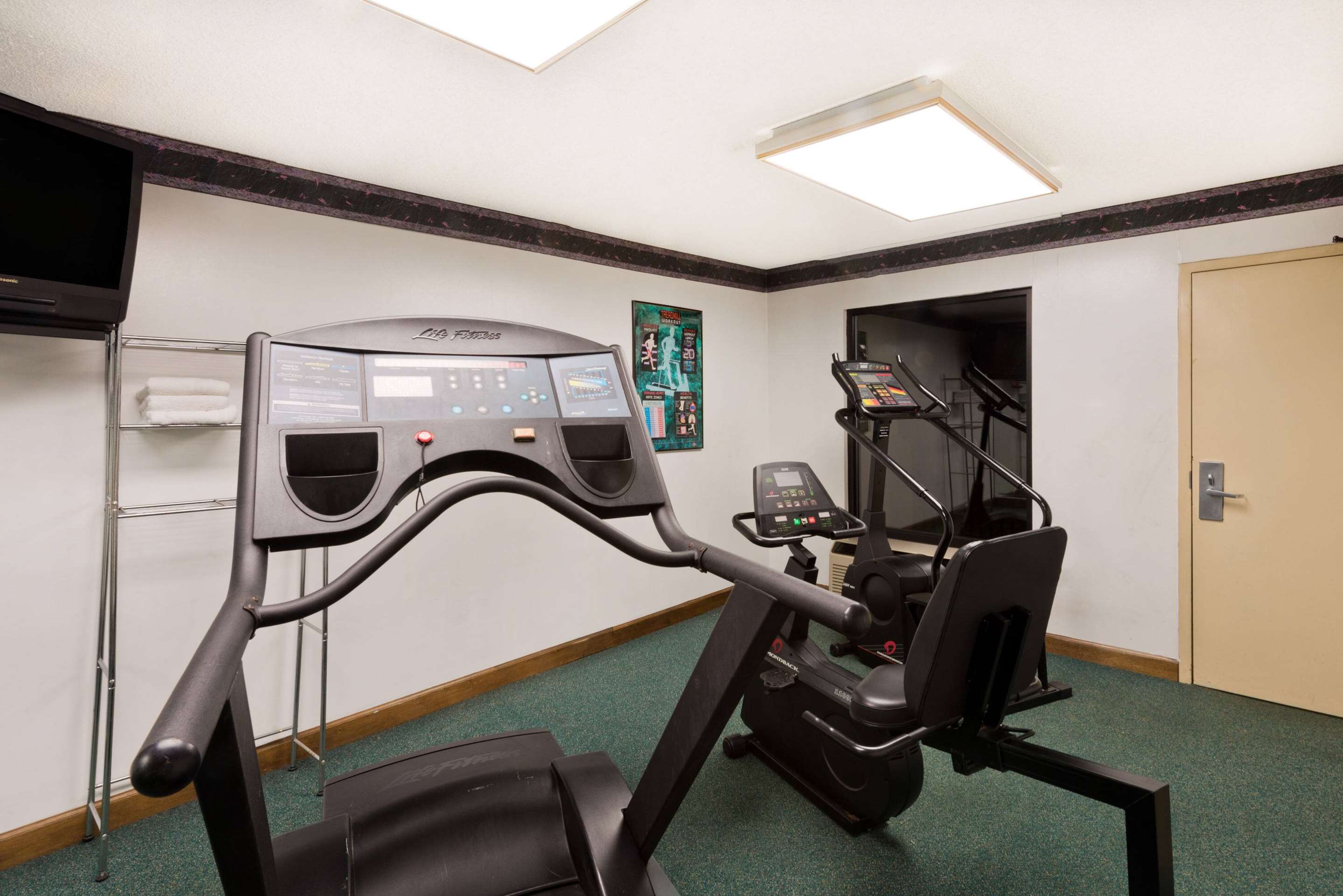 Fitness Center | Super 8 by Wyndham Huntersville/Charlotte Area