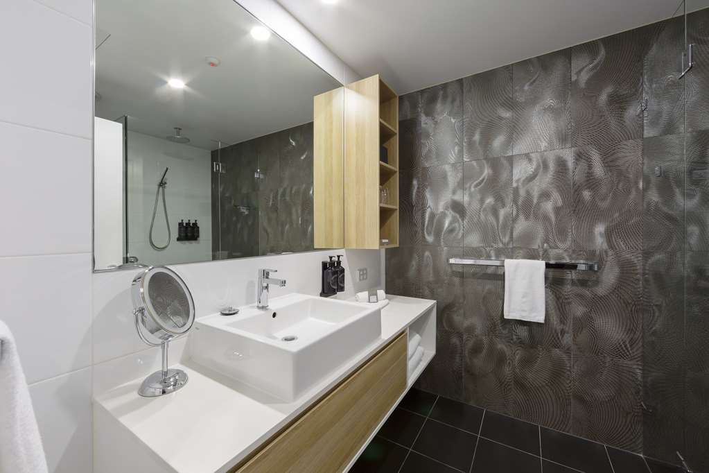 AVENUE HOTEL CANBERRA-guestroom-Guest Room,Bathroom,On-Site.jpg