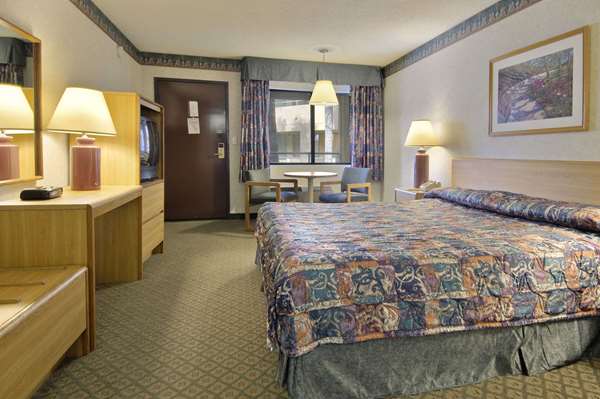  - Travelodge Commerce - I-5, Exit 126