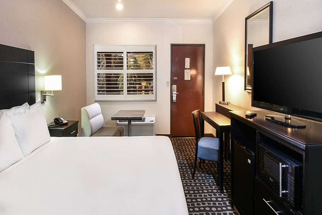 TRAVELODGE BY WYNDHAM COMMERCE LOS-guestroom-Guest Room,On-Site.jpg