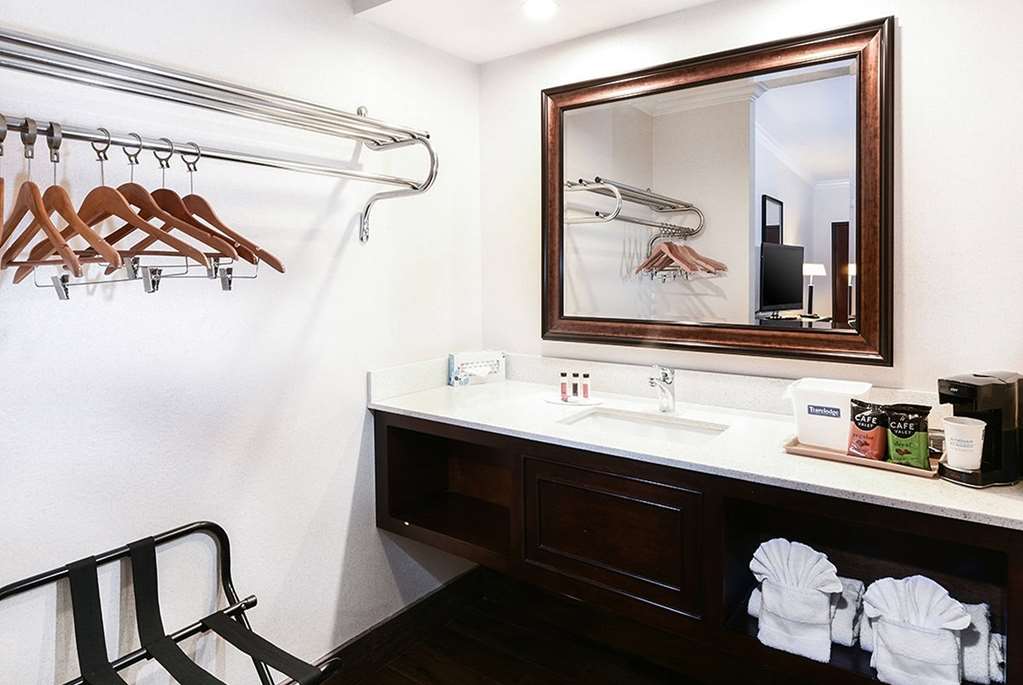 TRAVELODGE BY WYNDHAM COMMERCE LOS-guestroom-Guest Room,Bathroom,On-Site.jpg
