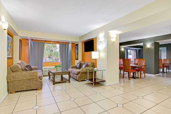  - Days Inn & Suites Ybor City Tampa - I-4, Exit 3