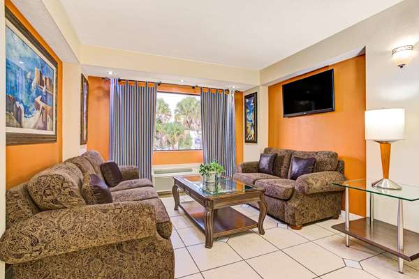  - Days Inn & Suites Ybor City Tampa - I-4, Exit 3