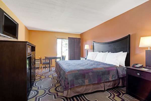  - Days Inn & Suites Ybor City Tampa - I-4, Exit 3