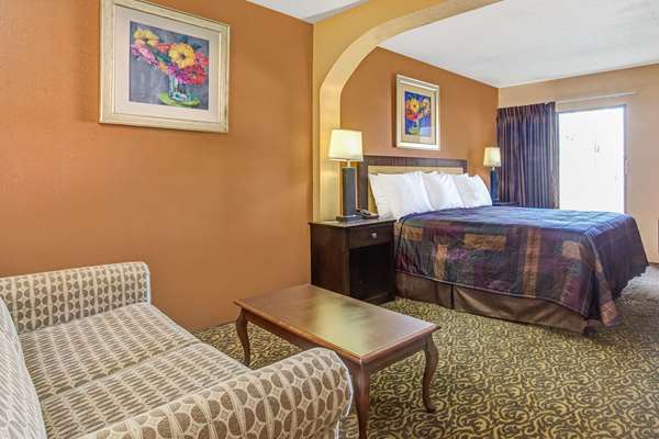 Suite - Days Inn & Suites Ybor City Tampa - I-4, Exit 3