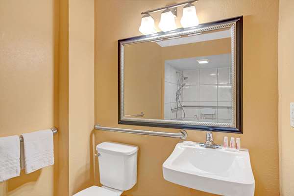  - Days Inn & Suites Ybor City Tampa - I-4, Exit 3